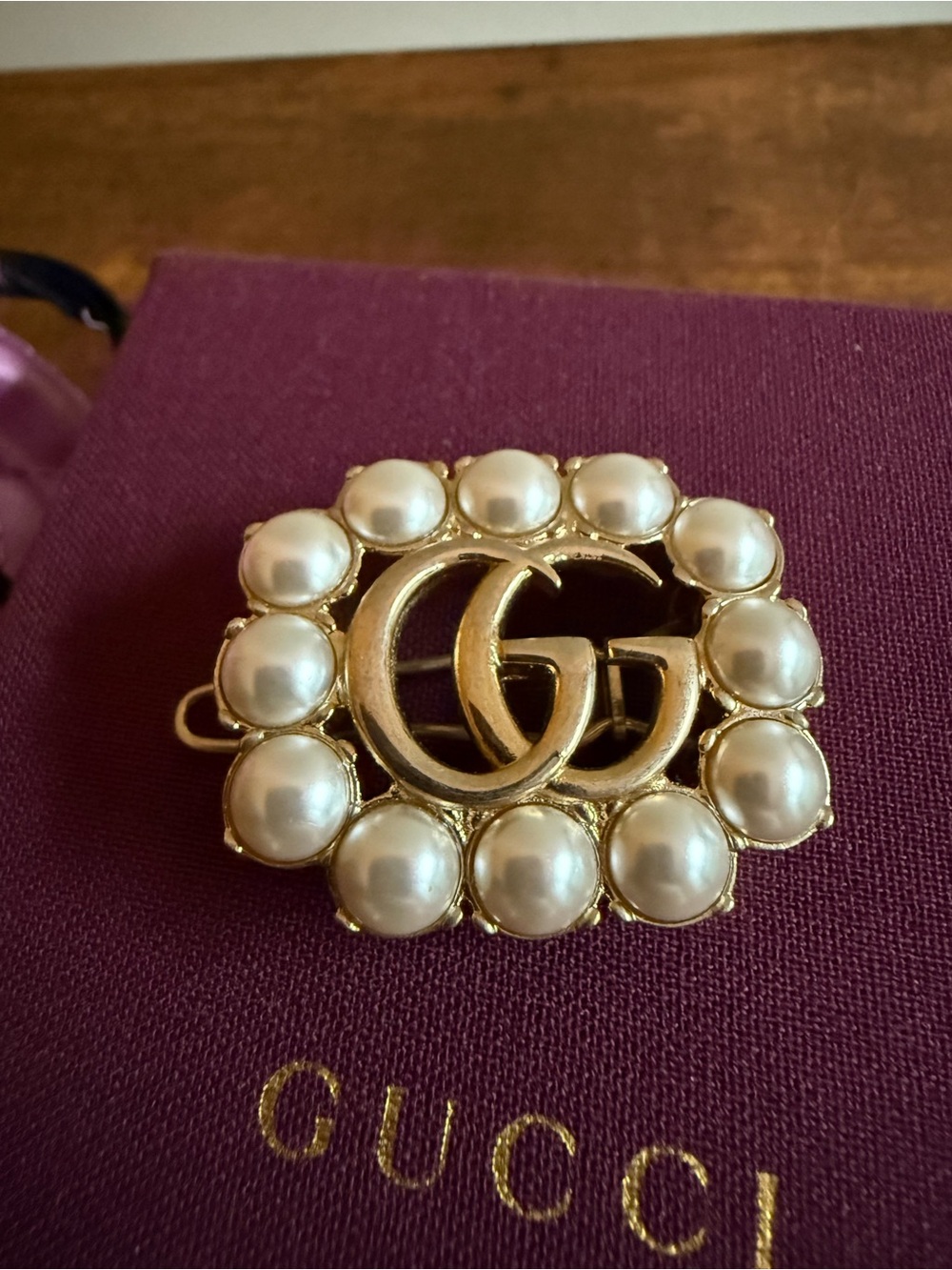 Gucci Marmont Pearl Gold Hair Clip - Picture 3 of 6